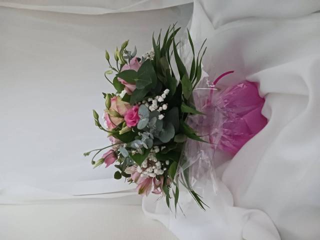 Bouquet rond en bulle deau dans les tons roses