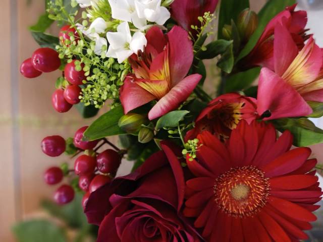 Bouquet de fleurs coupes varies blanches et rouges