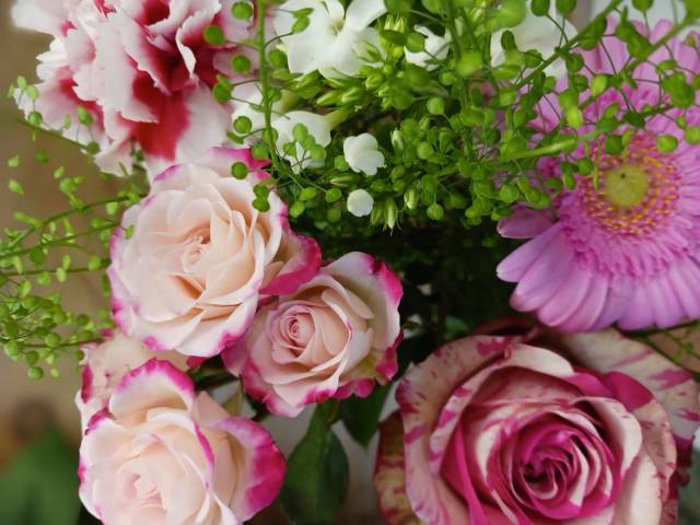 Bouquet de fleurs coupes varies roses et blanches