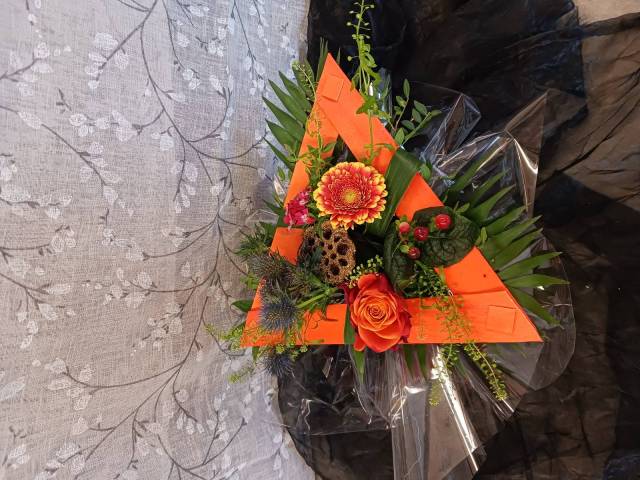 Bouquet structur bas en bulle d'eau orange et nolis